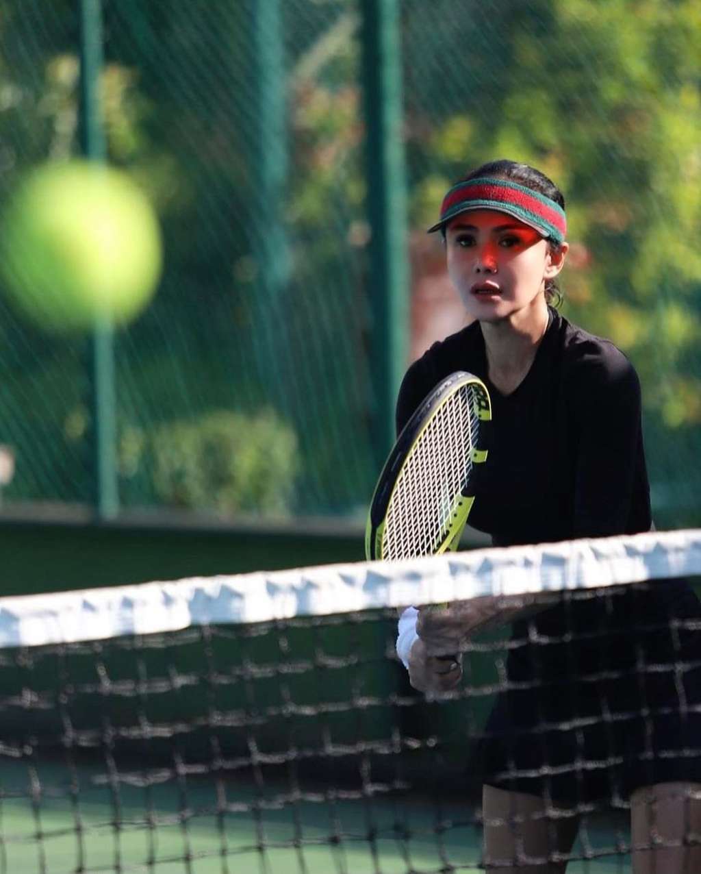 Potret Yuni Shara Main Tenis, Netizen Salfok Kebagian Ini
