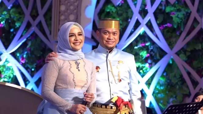 Jebolan Indonesian Idol ini Jadi Istri Bupati, Siapa Dia? Lihat 10 Potretnya yang Kini Bak Sosialita!