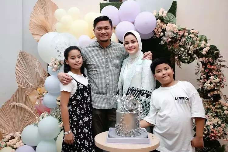 Jebolan Indonesian Idol ini Jadi Istri Bupati, Siapa Dia? Lihat 10 Potretnya yang Kini Bak Sosialita!