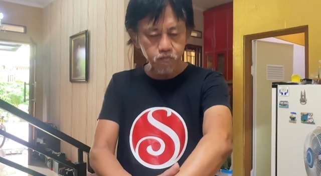 Punya Istri Cantik! Epy Kusnandar `Kang Mus` Preman Pensiun Ternyata Tinggal di Rumah Sederhana, Lihat 8 Potretnya