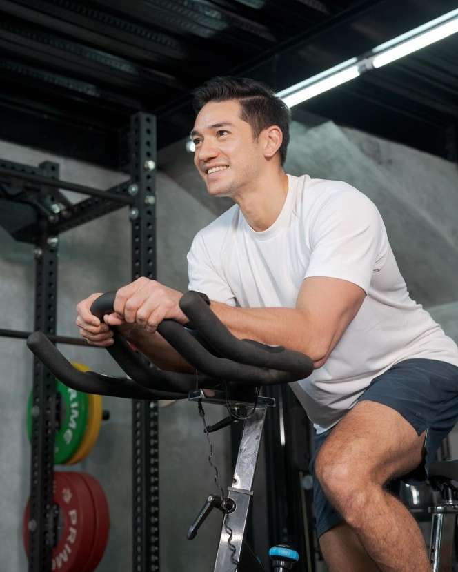 Potret Andrew White Suami Nana Mirdad Pamer Tubuh Berotot Saat Nge-Gym