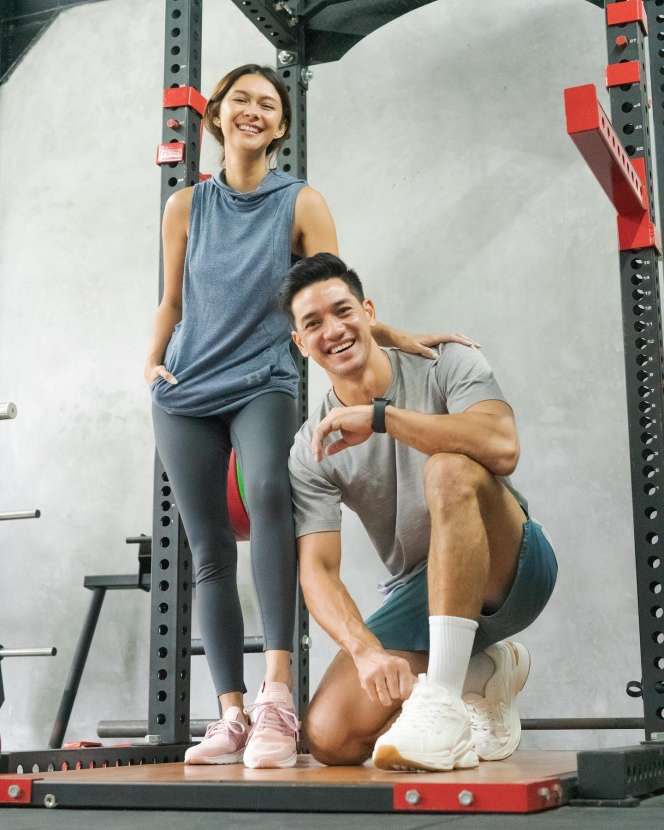 Potret Andrew White Suami Nana Mirdad Pamer Tubuh Berotot Saat Nge-Gym