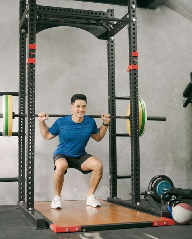 Potret Andrew White Suami Nana Mirdad Pamer Tubuh Berotot Saat Nge-Gym