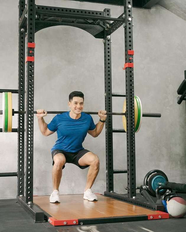 Potret Andrew White Suami Nana Mirdad Pamer Tubuh Berotot Saat Nge-Gym