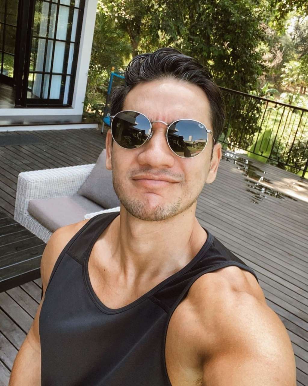 Potret Andrew White Suami Nana Mirdad Pamer Tubuh Berotot Saat Nge-Gym