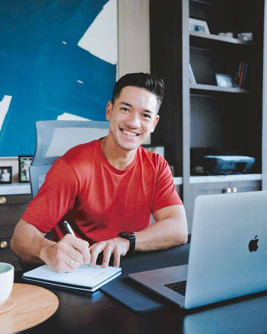 Potret Andrew White Suami Nana Mirdad Pamer Tubuh Berotot Saat Nge-Gym