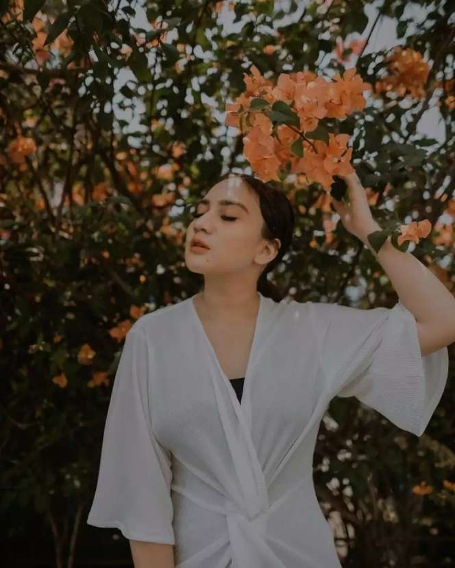 Ingat Gadis Cilik Sahabat Sherina di Film Petualangan Sherina? Kini Jadi Penyanyi Hits & Terkenal, Cek 8 Potretnya
