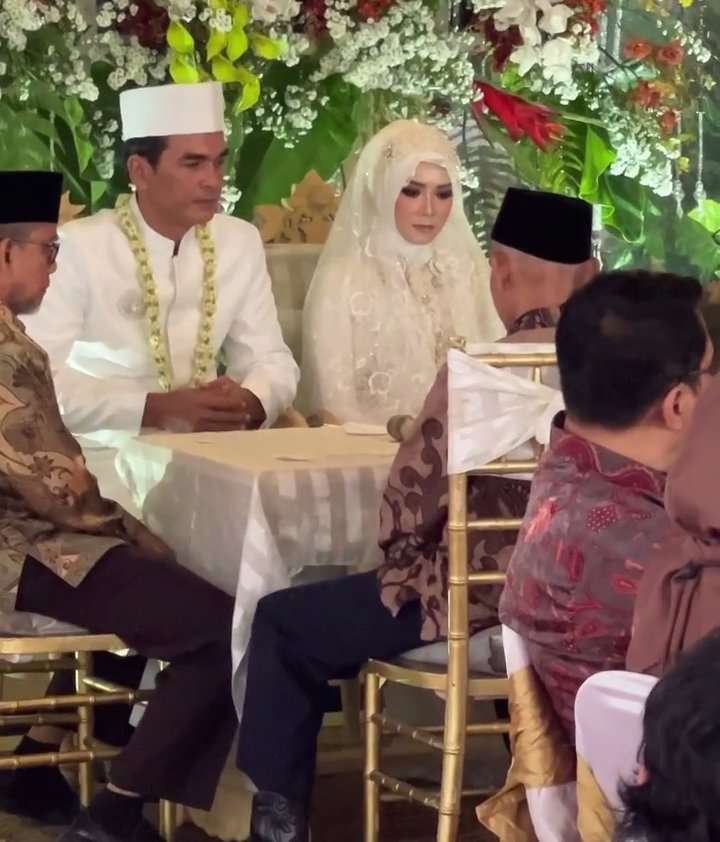 Potret Anne Kurniasih Istri Baru Teddy Syach, Ternyata Bukan Orang Sembarangan!