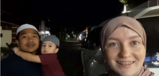 Potret Ulya Bule Cantik Asal Rusia Saat Ikut Acara Maulid di Kampung, Cantik Banget!