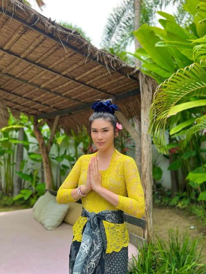 Resmi Lepas Hijab, Stevi Agnecya Langsung Pamer Punggung!