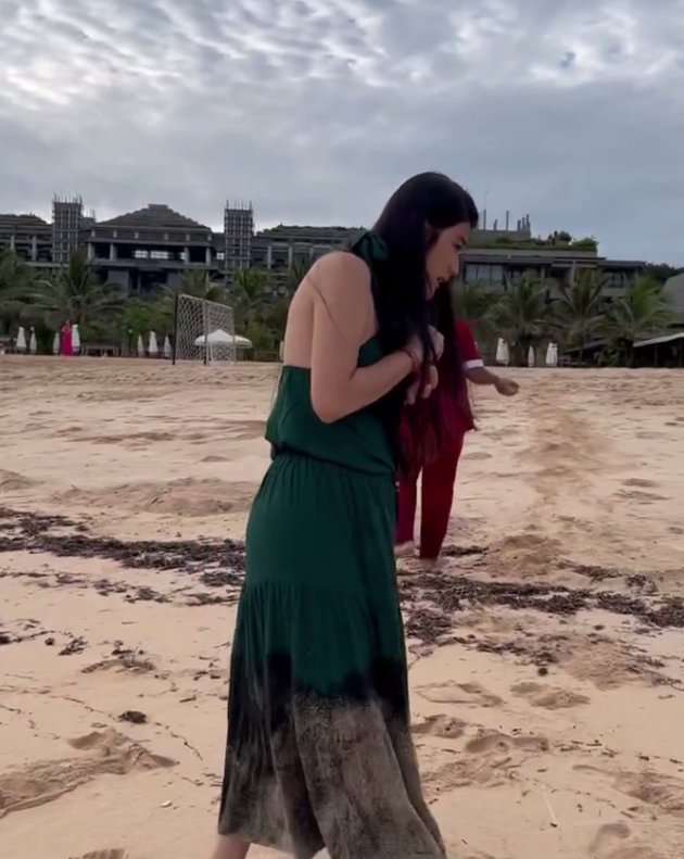 Resmi Lepas Hijab, Stevi Agnecya Langsung Pamer Punggung!