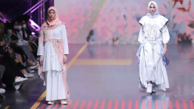 FOTO: Keindahan Ragam Kain Indonesia, Karya Lia Mustafa x Alona Scarvee