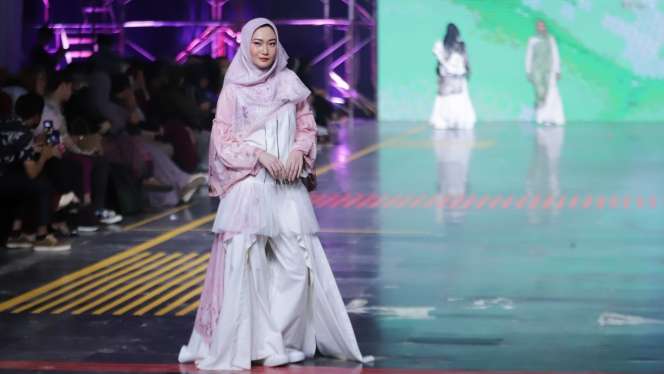 FOTO: Keindahan Ragam Kain Indonesia, Karya Lia Mustafa x Alona Scarvee