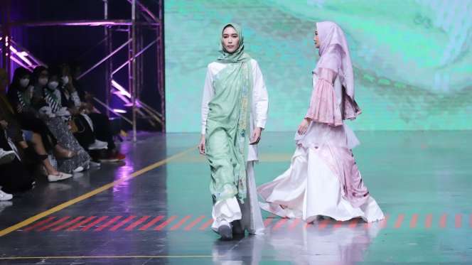 FOTO: Keindahan Ragam Kain Indonesia, Karya Lia Mustafa x Alona Scarvee