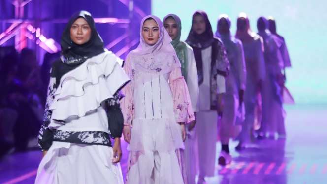 FOTO: Keindahan Ragam Kain Indonesia, Karya Lia Mustafa x Alona Scarvee