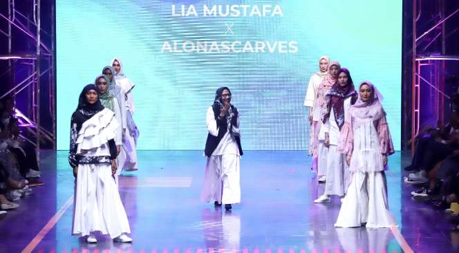 FOTO: Keindahan Ragam Kain Indonesia, Karya Lia Mustafa x Alona Scarvee