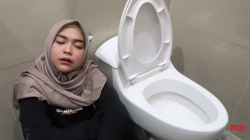 10 Potret Kos-Kosan Ria Ricis di Gang Sempit, Kamar Tidurnya Semewah Hotel Bintang Lima!