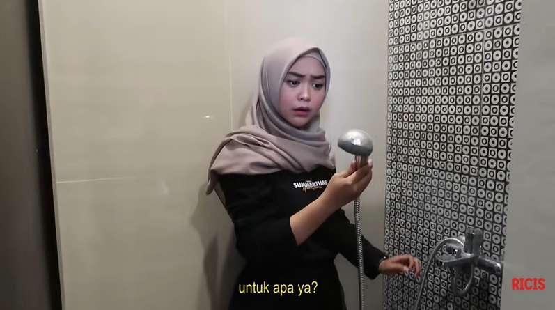 10 Potret Kos-Kosan Ria Ricis di Gang Sempit, Kamar Tidurnya Semewah Hotel Bintang Lima!