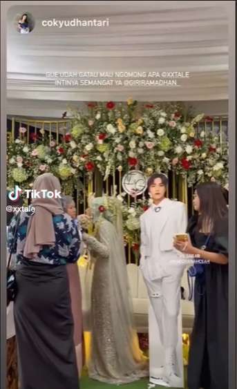 Pengantin Wanita Pajang Foto Cowok Lain di Pelaminan, Ekspresi Sang Suami Jadi Sorotan, Netizen: `Sabar ya Bang`
