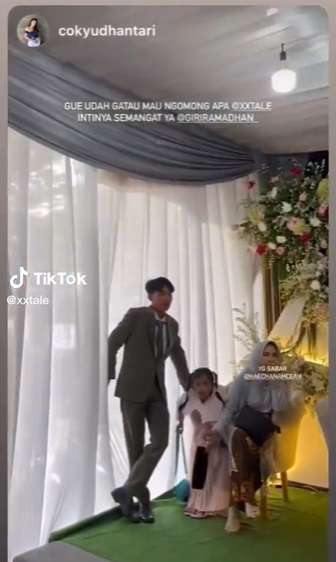 Pengantin Wanita Pajang Foto Cowok Lain di Pelaminan, Ekspresi Sang Suami Jadi Sorotan, Netizen: `Sabar ya Bang`