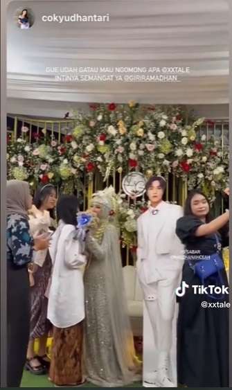 Pengantin Wanita Pajang Foto Cowok Lain di Pelaminan, Ekspresi Sang Suami Jadi Sorotan, Netizen: `Sabar ya Bang`