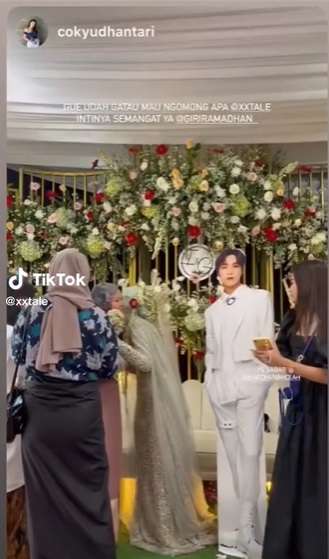 Pengantin Wanita Pajang Foto Cowok Lain di Pelaminan, Ekspresi Sang Suami Jadi Sorotan, Netizen: `Sabar ya Bang`