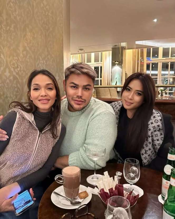 8 Potret Bunda Corla Usai Dimakeover Ivan Gunawan, Penampilannya Berubah Drastis!