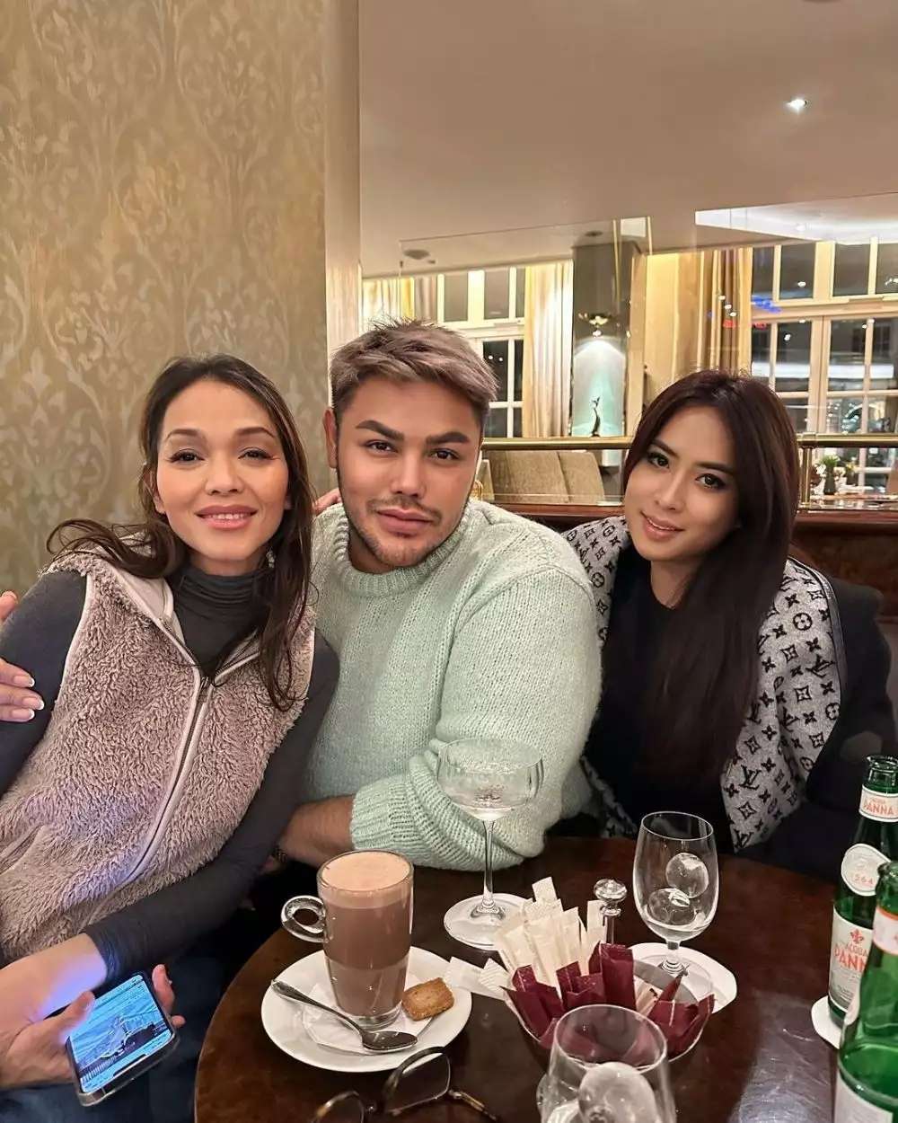 8 Potret Bunda Corla Usai Dimakeover Ivan Gunawan, Penampilannya Berubah Drastis!