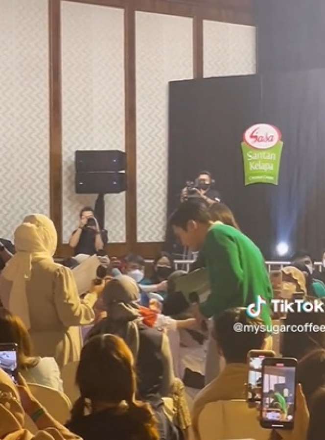 Potret Choi Siwon Sapa Penggemar di Jakarta, Sambil Demo Bikin Rendang