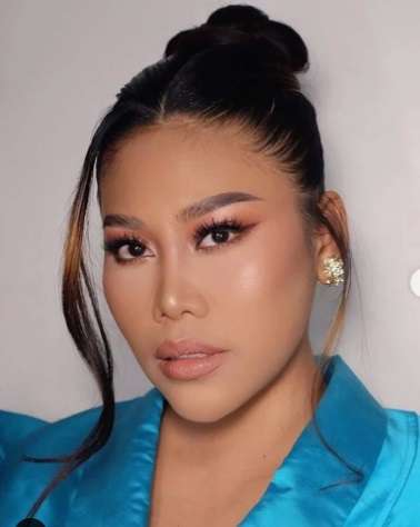 Pedangdut Cantik Ini Kembali Bekerja dengan Kondisi Wajah dan Tubuh Bengkak usai Melahirkan, Tetap Tampil Percaya Diri!