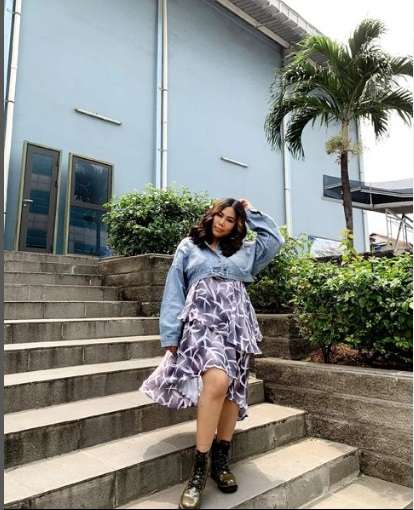Pedangdut Cantik Ini Kembali Bekerja dengan Kondisi Wajah dan Tubuh Bengkak usai Melahirkan, Tetap Tampil Percaya Diri!