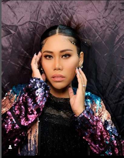Pedangdut Cantik Ini Kembali Bekerja dengan Kondisi Wajah dan Tubuh Bengkak usai Melahirkan, Tetap Tampil Percaya Diri!