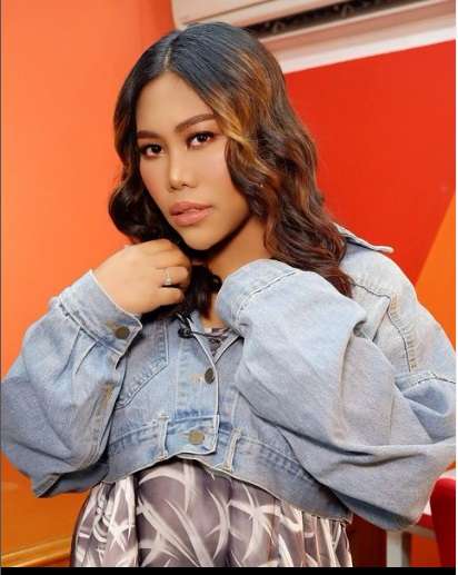 Pedangdut Cantik Ini Kembali Bekerja dengan Kondisi Wajah dan Tubuh Bengkak usai Melahirkan, Tetap Tampil Percaya Diri!