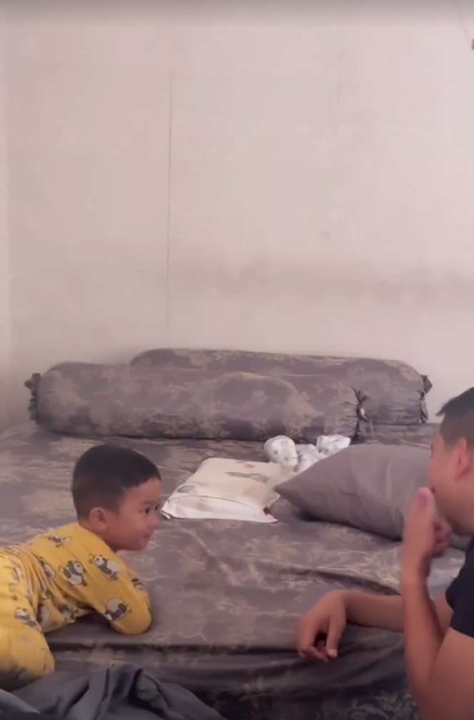 Potret Kamar Tidur Tata Janeeta dan Brontoseno, Wallpaper Terkelupas