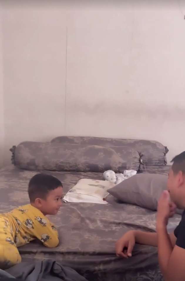 Potret Kamar Tidur Tata Janeeta dan Brontoseno, Wallpaper Terkelupas