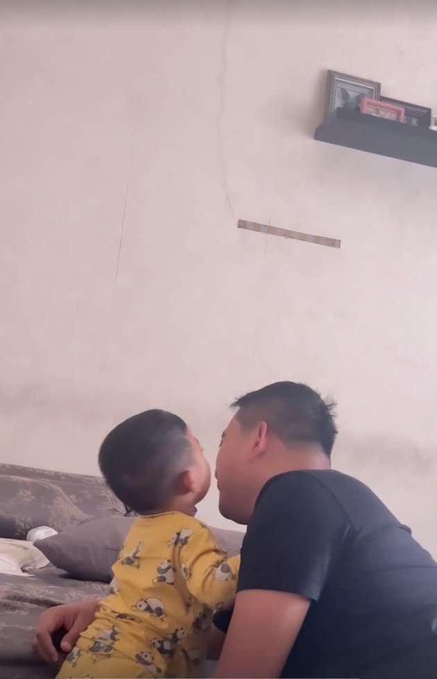 Potret Kamar Tidur Tata Janeeta dan Brontoseno, Wallpaper Terkelupas