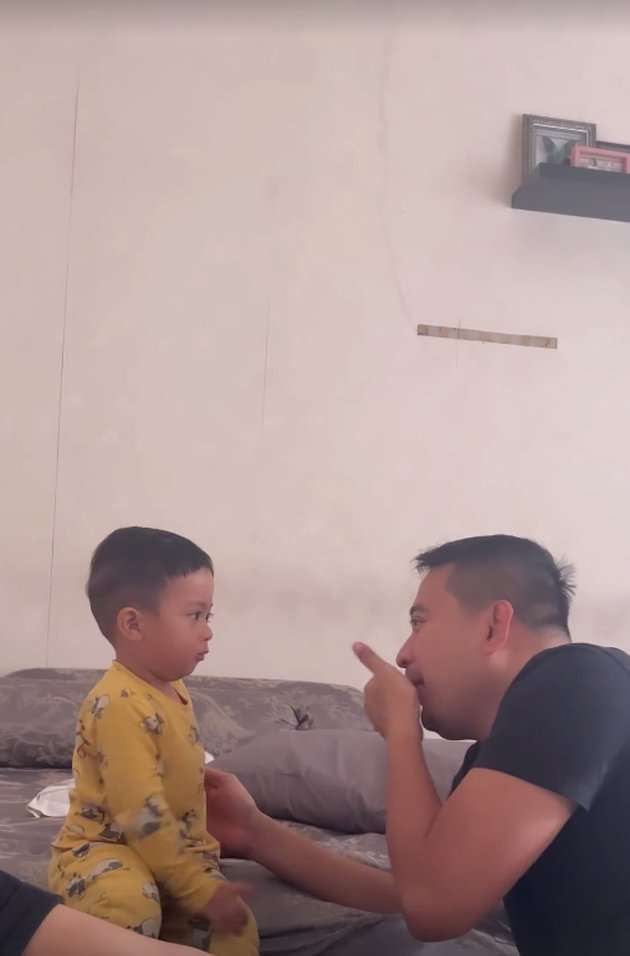Potret Kamar Tidur Tata Janeeta dan Brontoseno, Wallpaper Terkelupas