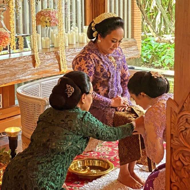 Potret Cantiknya Chelsea Islan Saat Prosesi Siraman Jelang Nikah