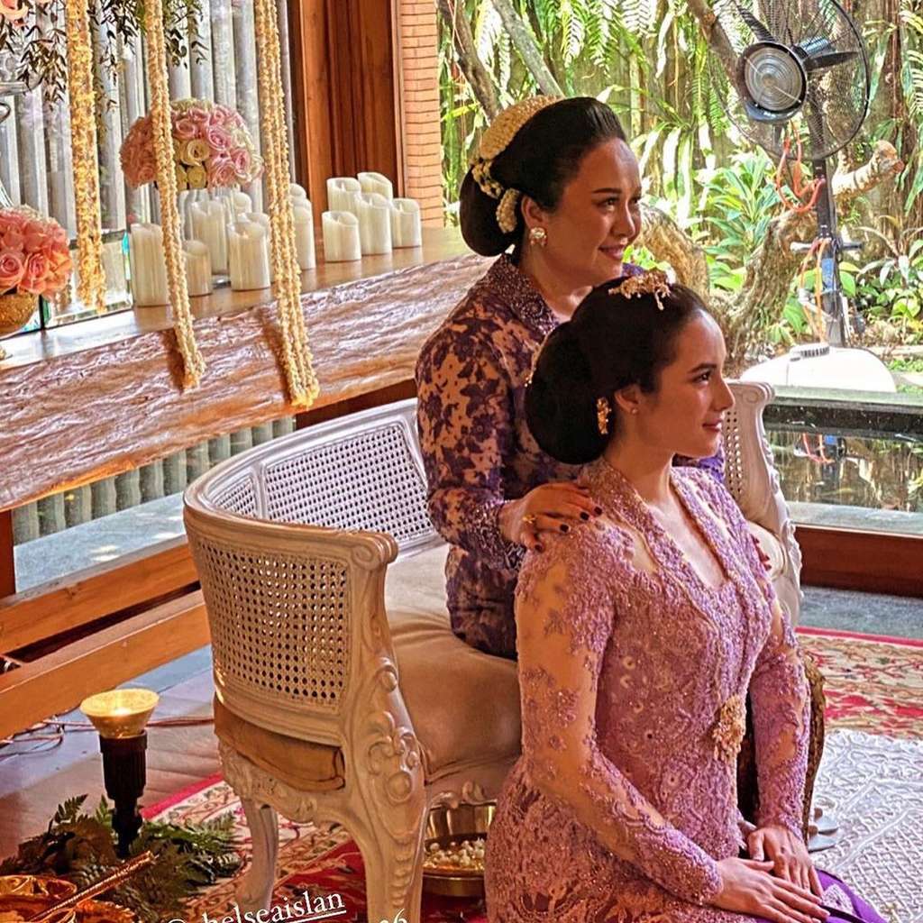 Potret Cantiknya Chelsea Islan Saat Prosesi Siraman Jelang Nikah