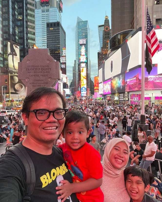 Potret Soleh Solihun dan Istri yang Kian Mesra di Usia Pernikahan ke-11 Tahun!