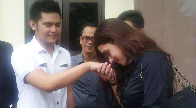 10 Artis `Musuhan` dengan Mantan Suami Usai Cerai, Terakhir Gegara Nikahi Rekan Duetnya Sendiri!