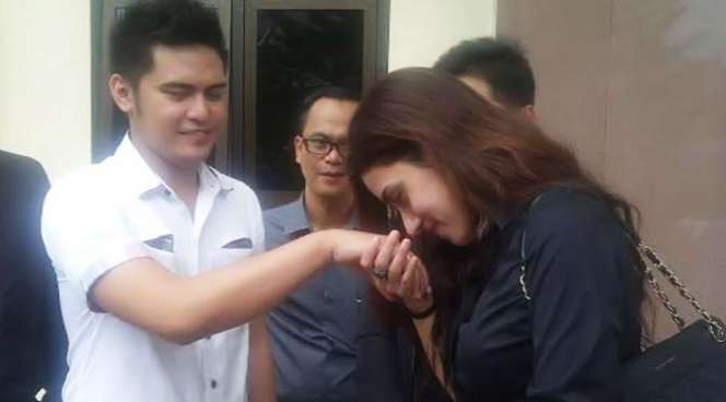 10 Artis `Musuhan` dengan Mantan Suami Usai Cerai, Terakhir Gegara Nikahi Rekan Duetnya Sendiri!