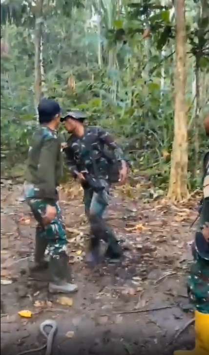 Potret Prajurit TNI Takut Pegang Ular, Endingnya Bikin Ngakak!