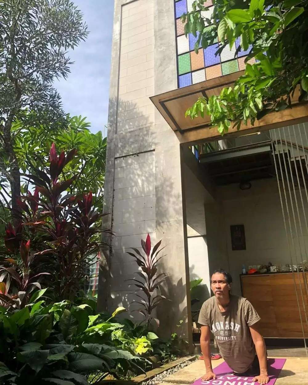 10 Potret Rumah Gitaris Indonesia, Mitha The Virgin Masih Sederhana, Tembok Batu Bata!