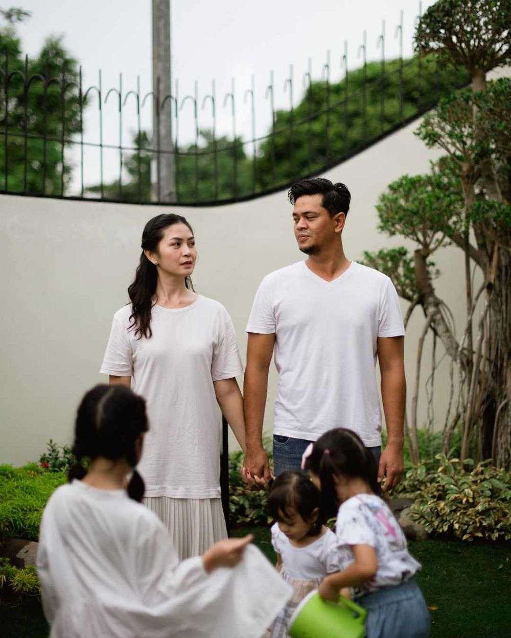 Bukan Saudara, 10 Potret Kemiripan Tyara Renata & Revalina S Temat yang Disebut Anak Kembar!