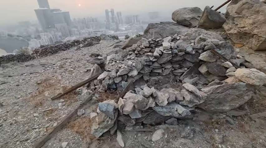 Potret Kuburan TKI yang Kabur dari Majikannya di Mekkah, Hanya Ditimbun Pakai Batu, Bikin Merinding!