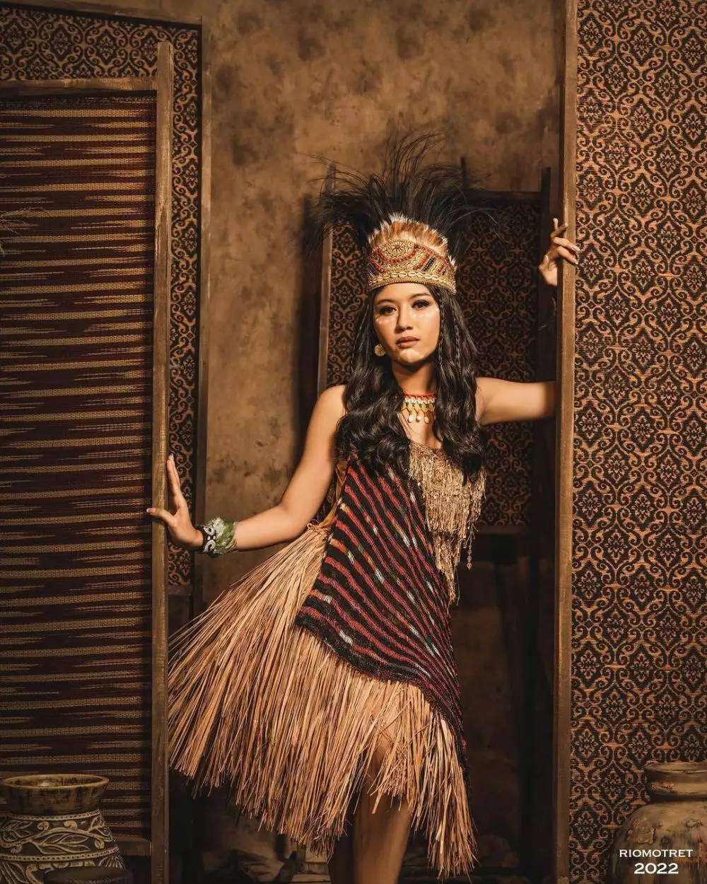 Pesona Sederet Seleb Cantik Kenakan Baju Adat Papua