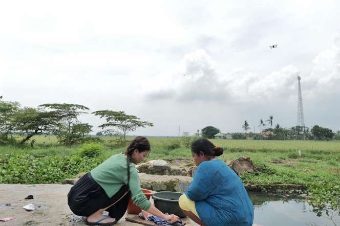 Potret Sarwendah Nyuci Baju di Pinggir Sungai, Penampilannya Bikin Syok!