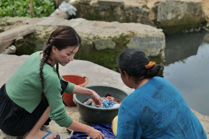 Potret Sarwendah Nyuci Baju di Pinggir Sungai, Penampilannya Bikin Syok!