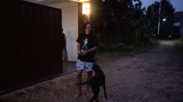 10 Potret Rumah Mewah Adipati Dolken, Ada Motor Langka Persis Milik Presiden Jokowi!